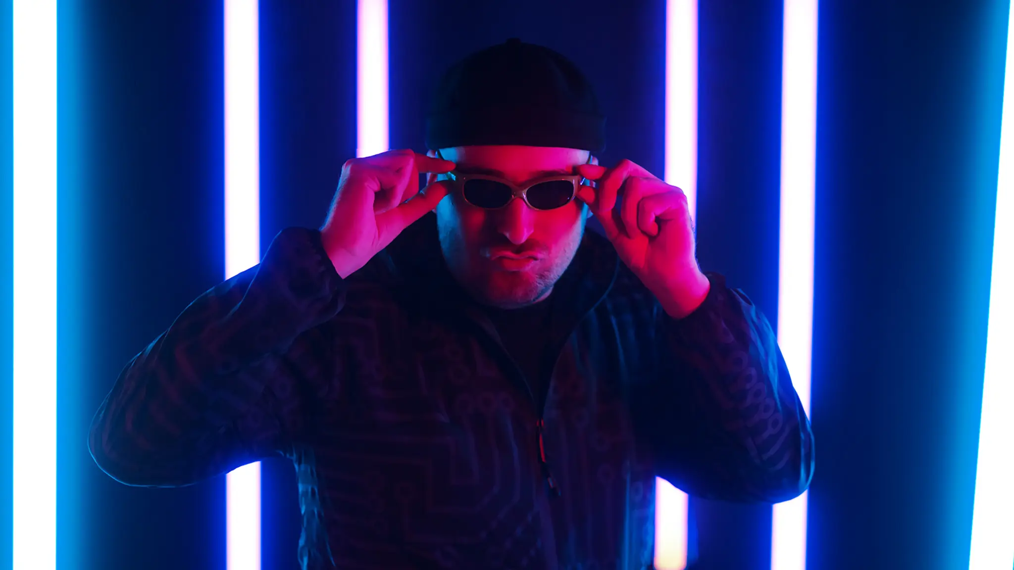 JENS HEFTIG Header mit Neonlicht